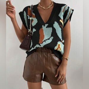 💋NWT Graphic Abstract Batwing Sleeve Sweater Vest - luxe animal print - M black